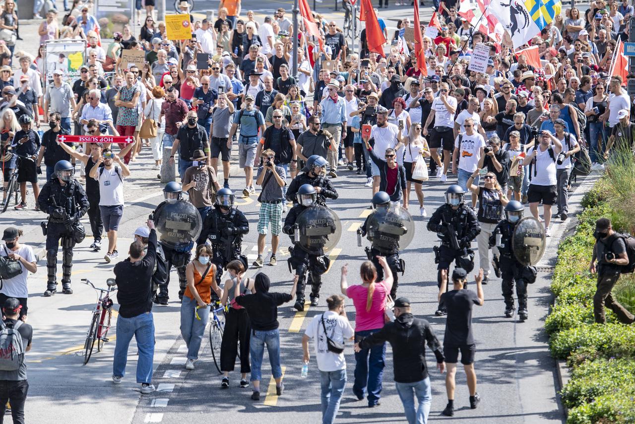 La police a dû intervenir pour séparer le défilé contre les mesures Covid de contre-manifestants. [Keystone - Urs Flueeler]