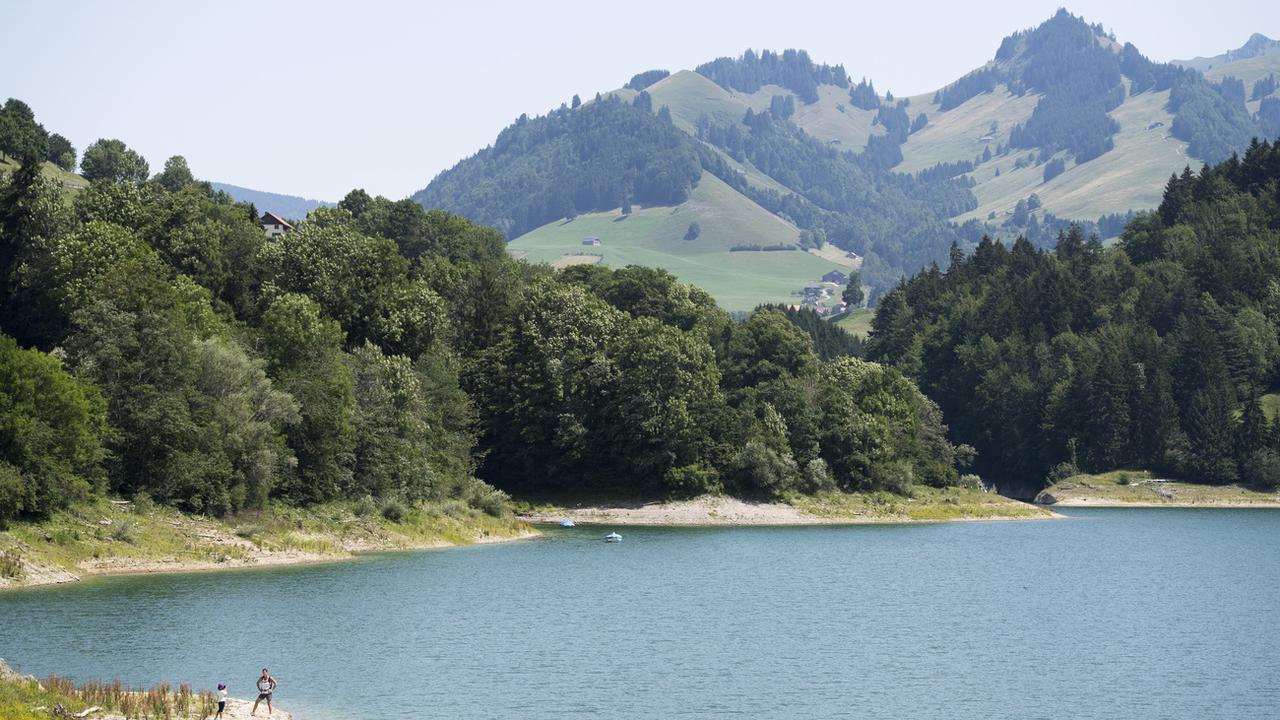 La qualité de l'air s'est améliorée en 2020 dans le canton de Fribourg (photo: le lac de Montsalvens). [Keystone - Anthony Anex]