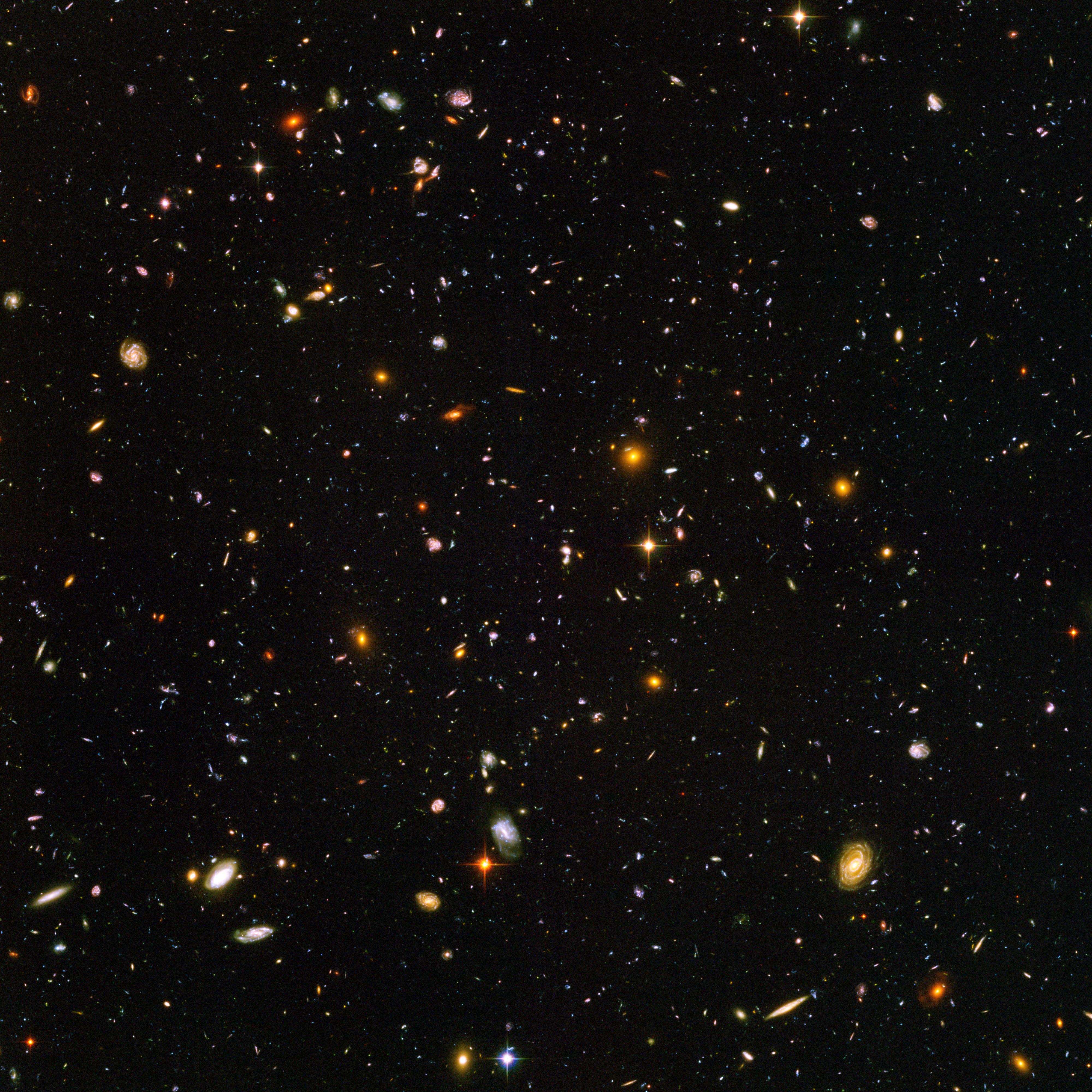 Cette vue de près de 10'000 galaxies est appelée le "Hubble Ultra Deep Field". L'instantané comprend des galaxies d'âges, de tailles, de formes et de couleurs variées. Les galaxies les plus petites et les plus rouges, environ 100, pourraient être parmi les plus lointaines connues, existant lorsque l'Univers n'avait que 800 millions d'années. Les galaxies les plus proches – les spirales et les elliptiques plus grandes, plus brillantes et bien définies – se sont développées il y a environ 1 milliard d'années, lorsque le Cosmos avait 13 milliards d'années.L'image a nécessité 800 expositions prises au cours de 400 orbites de Hubble autour de la Terre. La durée totale d'exposition a été de 11,3 jours, entre le 24 septembre 2003 et le 16 janvier 2004. [NASA/ESA - S. Beckwith (STScI) and the HUDF Team]