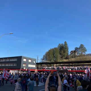 Une foule importante de pro-Jurassiens commence à affluer à Moutier. [Luca Boillat]