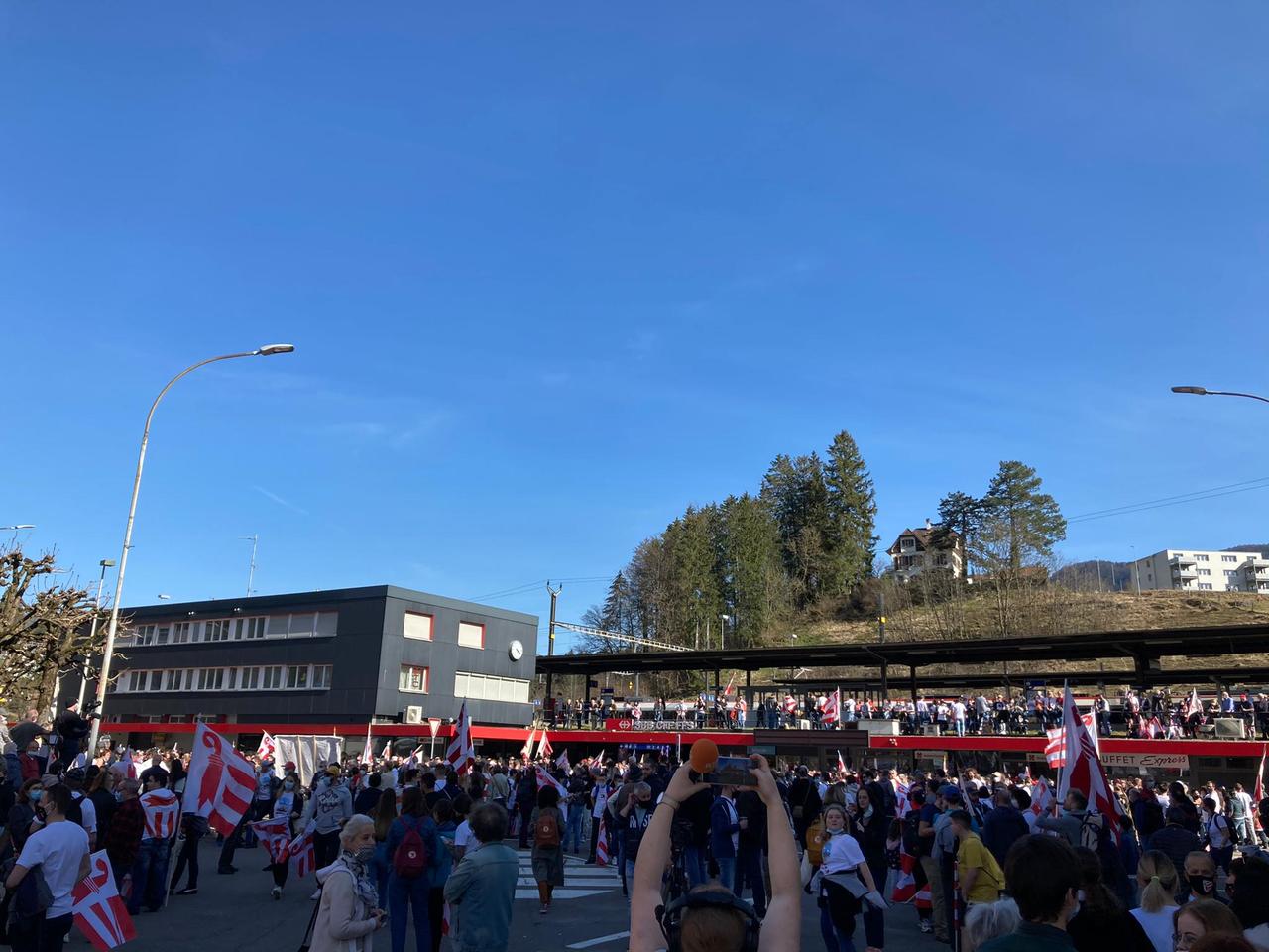 Une foule importante de pro-Jurassiens commence à affluer à Moutier. [Luca Boillat]