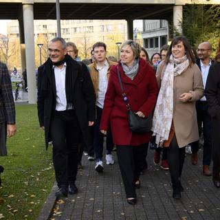 Les candidats de l'alliance de gauche vendredi après-midi à Fribourg. [Keystone - Anthony Anex]