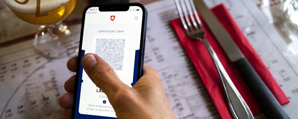 Il faudra désormais présenter un certificat Covid pour manger au restaurant. [Keystone - Laurent Gillieron]