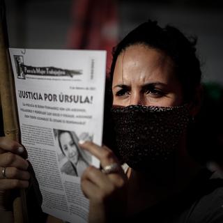 Une manifestante demande justice après le féminicide d'Ursula Bahillo en Argentine. [Keystone - Juan Ignacio Roncoroni]