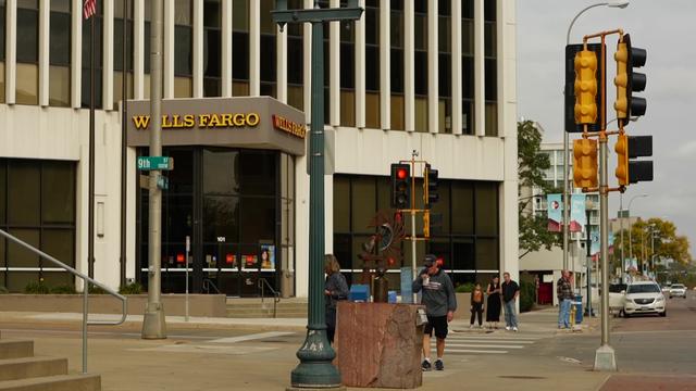 Dans la ville de Sioux Falls, avec 200'000 habitants, un immeuble sur deux est une banque. [RTS]