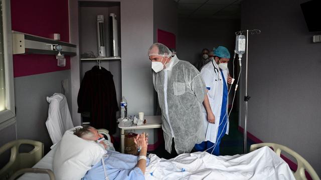 Le Premier ministre français Jean Castex en visite dans un hôpital de la région parisienne, le 13 mars 2021. [AFP - Martin Bureau]