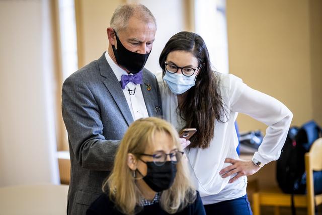 Le candidat des Verts, Roby Tschopp, prend connaissance des résultats en compagnie de Céline Vara, sénatrice neuchâteloise et de Nicole Baur, conseillère communale à Neuchâtel. [KEYSTONE - JEAN-CHRISTOPHE BOTT]