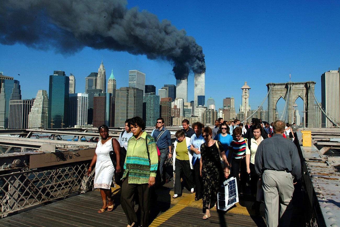 Les New-Yorkais fuient leur ville en empruntant le pont de Brooklyn. [EPA/Keystone - Henny Ray Abrams]