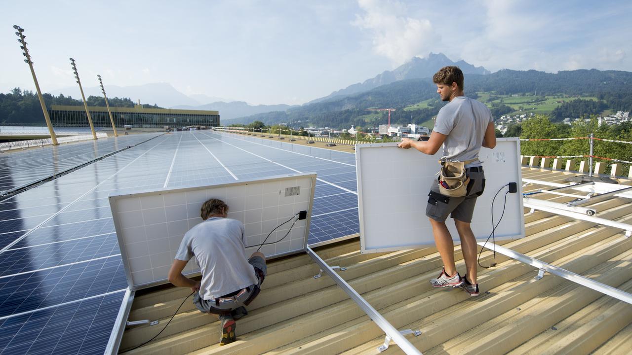 La Confédération prévoit une enveloppe de 450 millions de francs pour encourager les installations photovoltaïques. [Keystone - Urs Flueeler]