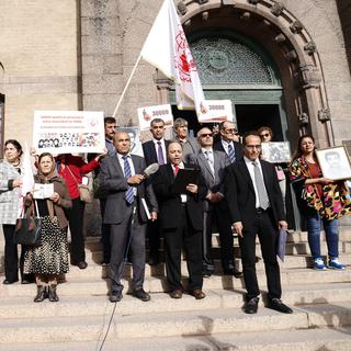 Des membres de l'organisation des Moudjahidine du peuple devant le tribunal de Stockholm. [Keystone/EPA - Stefan Jerrevang]