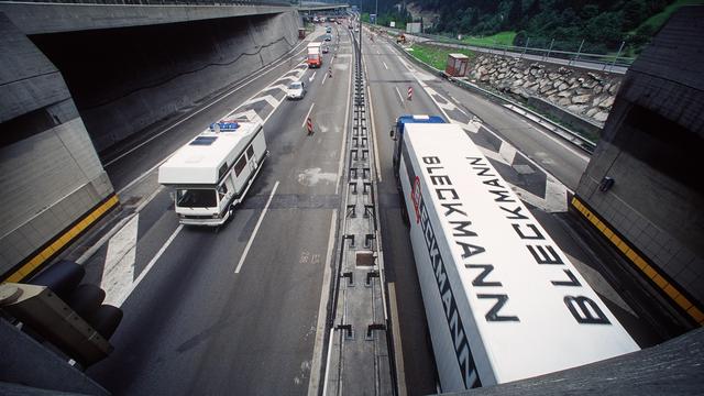 Samedi matin, un bouchon de 10 km s'est formé au Gothard pour le week-end de Pentecôte (image d'archive). [Keystone - Martin Ruetschi]