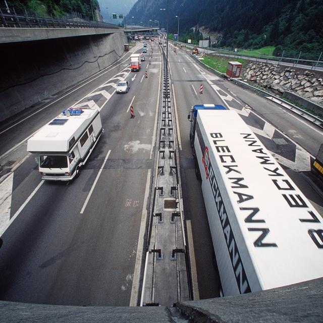 Samedi matin, un bouchon de 10 km s'est formé au Gothard pour le week-end de Pentecôte (image d'archive). [Keystone - Martin Ruetschi]