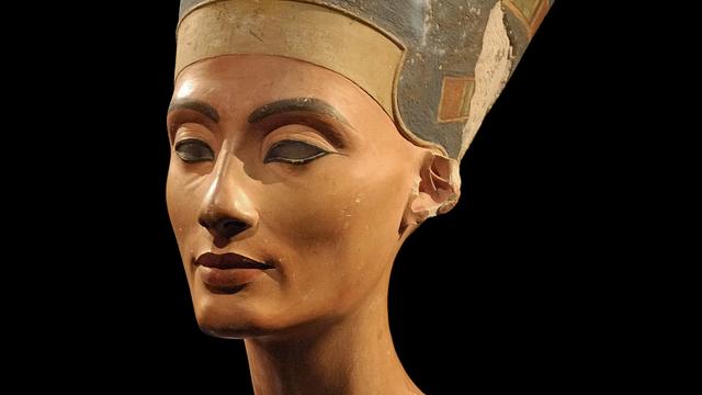 Photo du buste de Néfertiti dans le Neues Museum de Berlin (Allemagne, 2009). [WikiCommons CC-BY-SA 3.0 - Philip Pikart]
