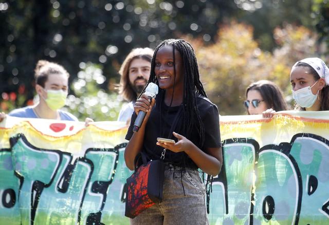 La militante écologiste ougandaise Vanessa Nakate prend la parole lors de la manifestation "Fridays for Future" à Milan, le 1er octobre 2021. [KEYSTONE - Matteo Bazzi / EPA]