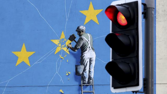 La fresque de Banksy sur le Brexit représentant un homme détruisant le drapeau de l'UE. [KEYSTONE - Gareth Fuller / AP]