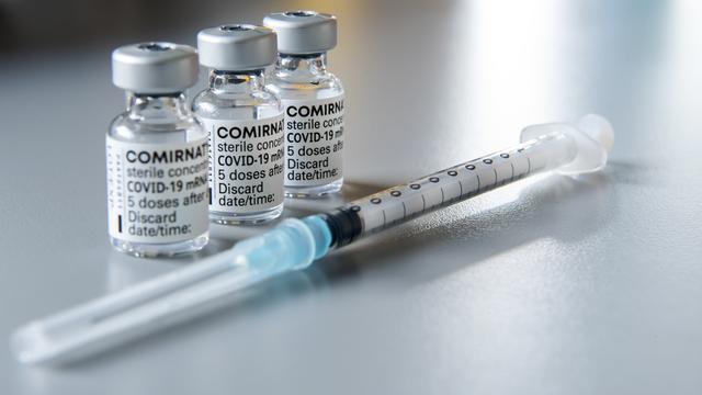 La presse dominicale s'intéresse à la vaccination pour les adolescents. [Keystone - Martial Trezzini]