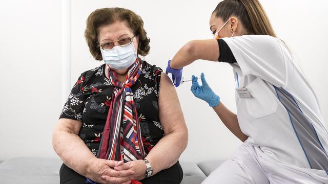 Une personne reçoit une injection du vaccin contre le Covid-19, le 13 janvier 2021 à Fauenfeld (TG). [Keystone - Alexandra Wey]