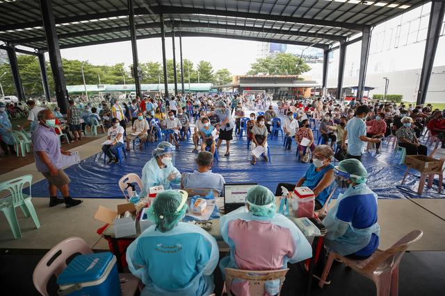 Un centre de vaccination a été mis sur pied dans un centre sportif communautaire à Bangkok, pour vacciner les plus de 50 ans. Thaïlande, le 16 juillet 2021. [Keystone/epa - Diego Azubel]