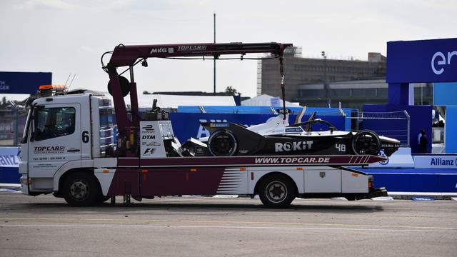 La voiture d'Edoardo Mortara évacuée. [Imago - Simon Gallowa]