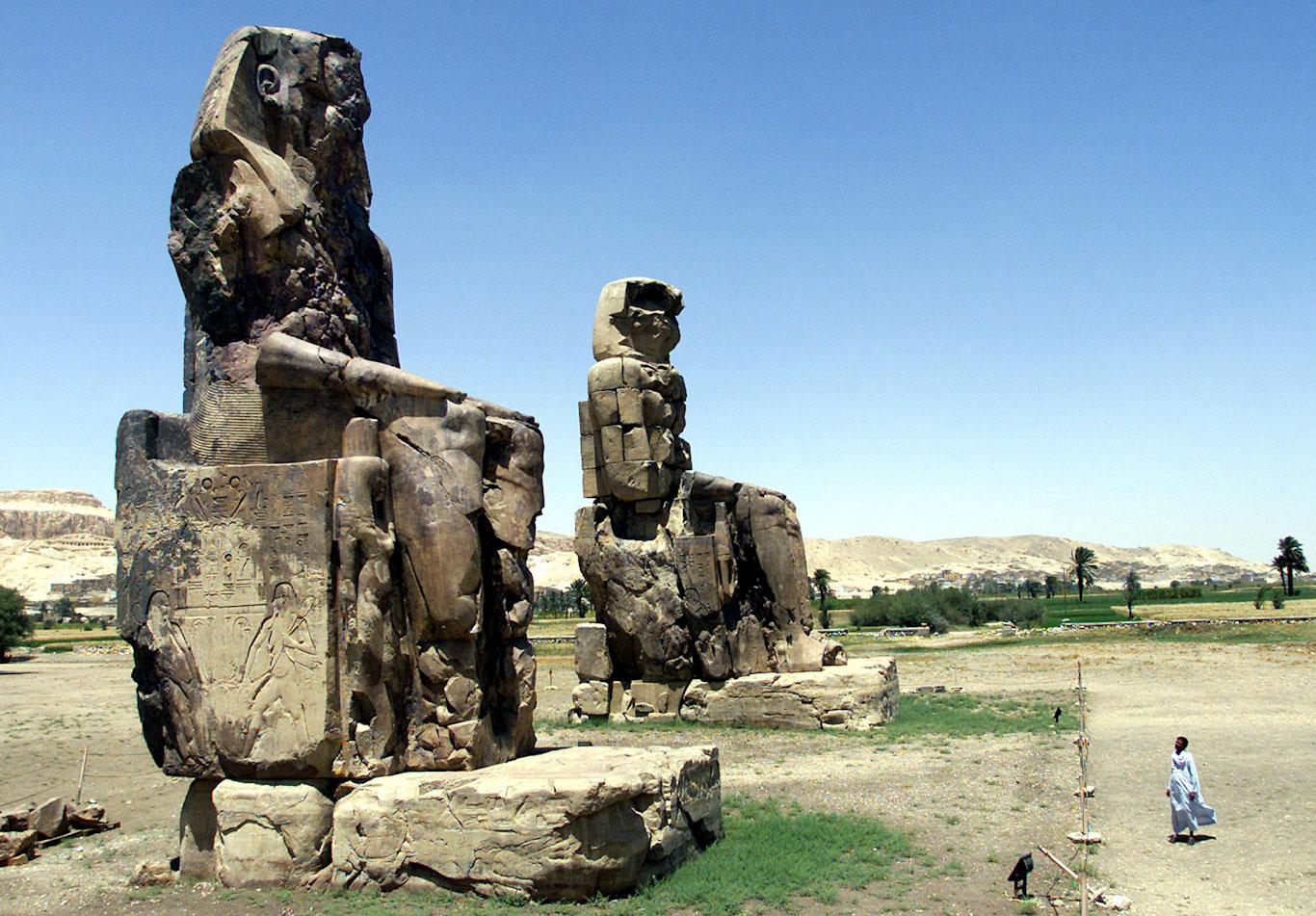 Statues colossales d'Amenhotep 1er à Louxor, photographiées en avril 2002. [Reuters - STR New]