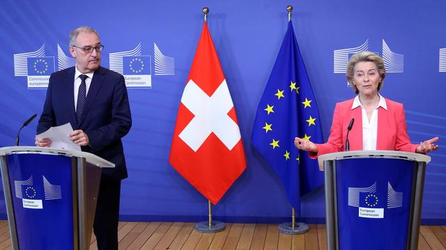Guy Parmelin et Ursula von der Leyen au sortir de leur rencontre bilatérale sur l'accord-cadre entre la Suisse et l'Union européenne, le 23 avril 2021 à Bruxelles. [EPA/Keystone - FRANCOIS WALSCHAERTS]