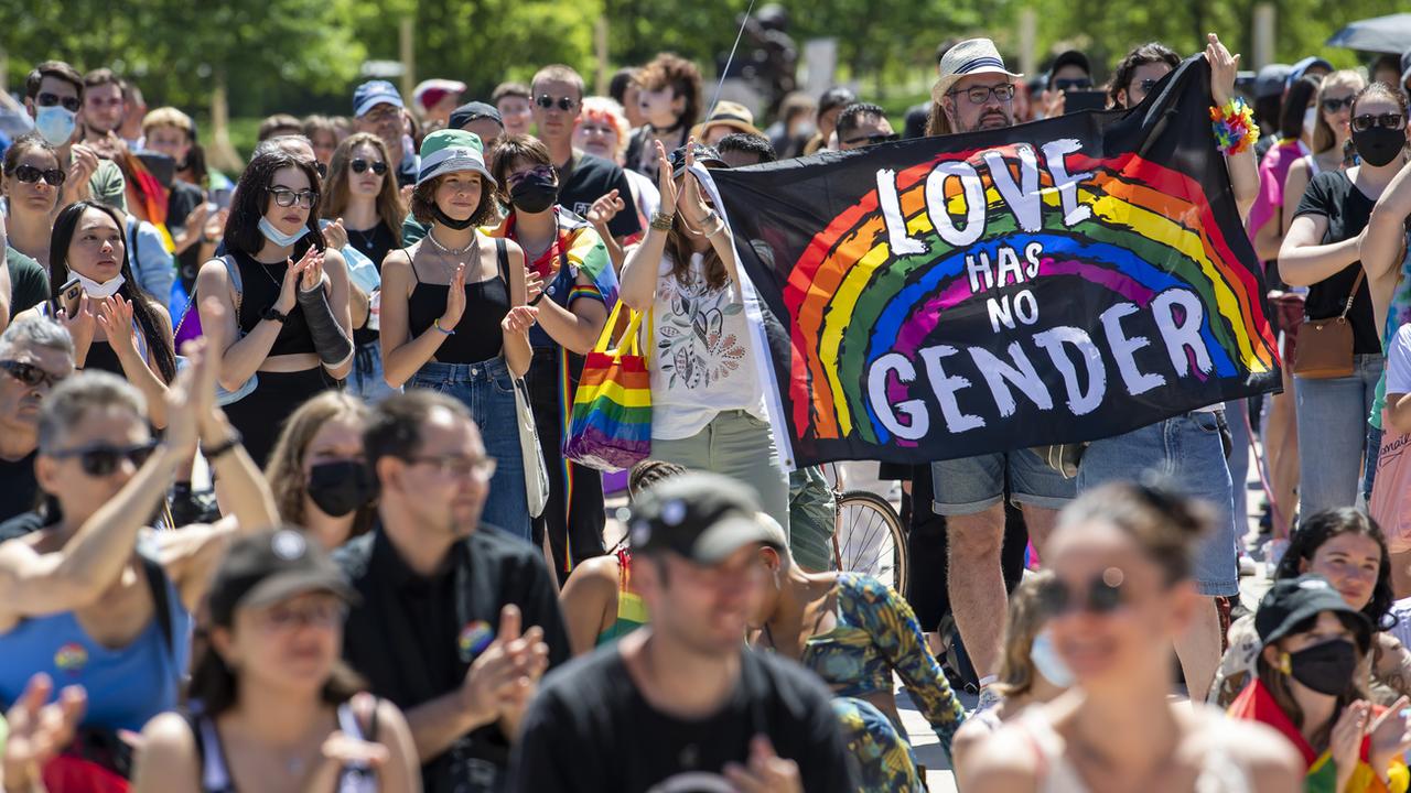 "Oui, je le veux". Environ 400 personnes ont lancé samedi après-midi dans le cadre de la Geneva Pride la campagne en faveur du "Mariage pour tous". [KEYSTONE - MARTIAL TREZZINI]