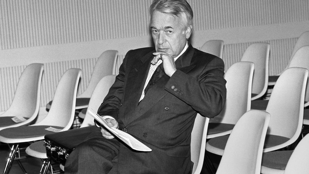 L'ancien Secrétaire d'État et diplomate suisse Franz Blankar, figure des  est décédé dimanche à l'âge de 84 ans. [Keystone - Archive]