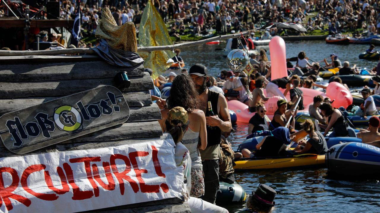 Mai 2020, à Berlin, des gens assistent à une rave dans des bateaux pour soutenir les clubs de danse aux prises avec la pandémie de COVID-19 sur le canal Landwehr. [AFP - David GANNON]