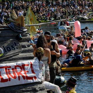 Mai 2020, à Berlin, des gens assistent à une rave dans des bateaux pour soutenir les clubs de danse aux prises avec la pandémie de COVID-19 sur le canal Landwehr. [AFP - David GANNON]