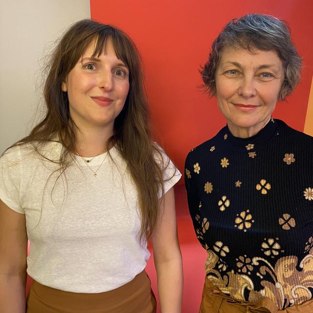 Caroline Chautems, entrepreneuse de " Le Bon Tempeh "  et sociologue, rencontre Judith Baumann, cuisinière du Yin et du Yang au centre MING SHAN. [RTS]