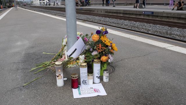 Des fleurs posées sur le quai 4 de la gare de Morges, à l'endroit où s'est produit le drame. [Keystone - Jean-Guy Python]