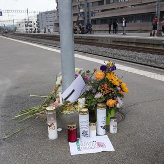 Des fleurs posées sur le quai 4 de la gare de Morges, à l'endroit où s'est produit le drame. [Keystone - Jean-Guy Python]