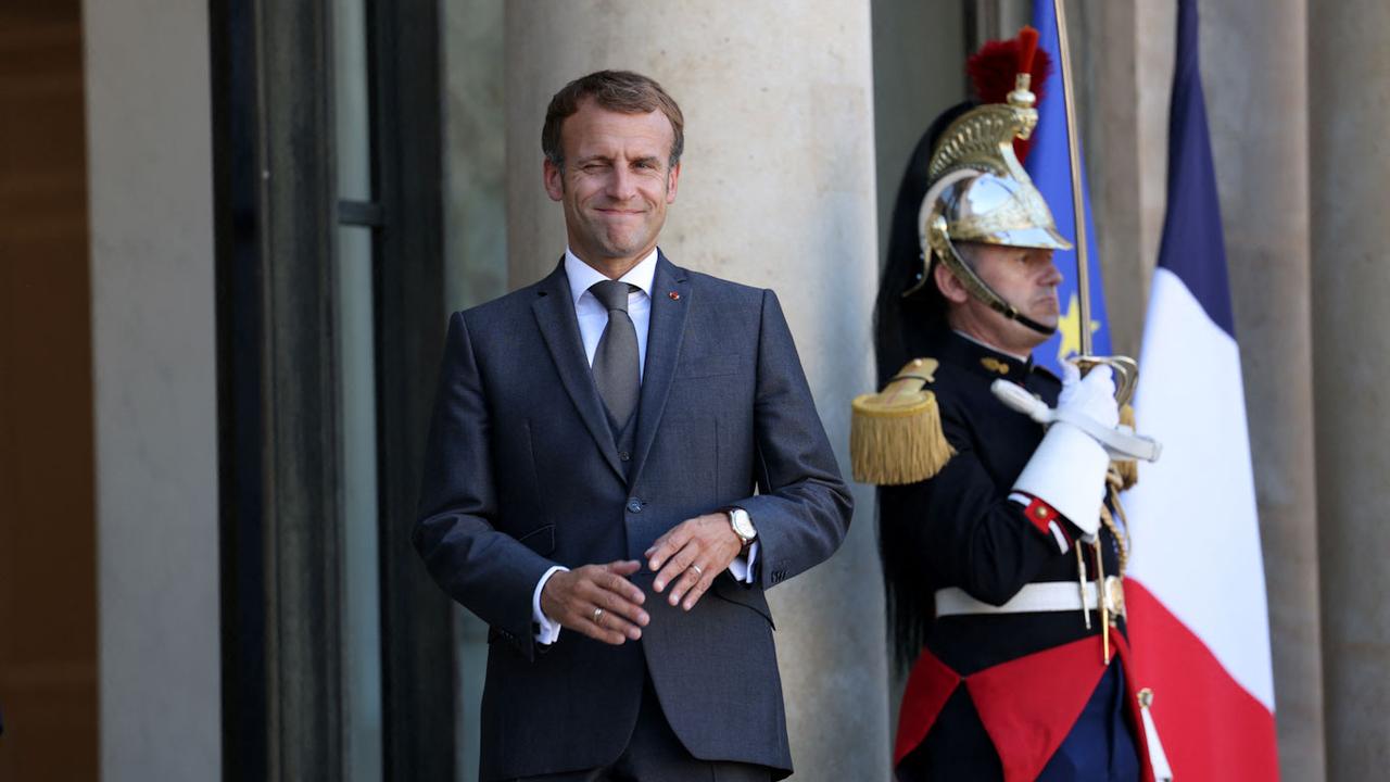 Voulu Par Emmanuel Macron, le bleu français se distingue désormais nettement du bleu européen. [AFP - Thomas Coex]