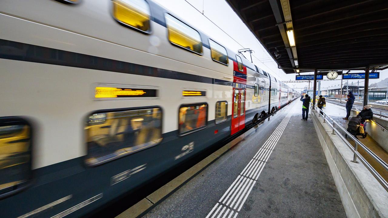 Une vingtaine de liaisons quotidiennes sont désormais assurées sur la ligne du Simplon (Lausanne-Brigue) par des trains duplex. [Keystone - Valentin Flauraud]