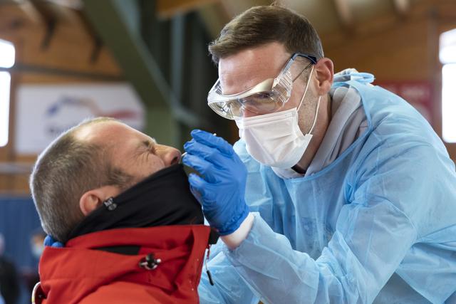 Près de 400 personnes ont passé un test anti-Covid à Villars-sur-Ollon vendredi. [Keystone - Cyril Zingaro]