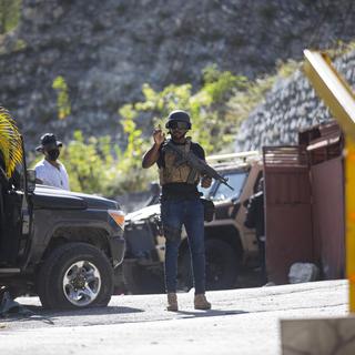 Des policiers devant le domicile du président assassiné Jovenel Moïse à Port-au-Prince en Haïti. [AP via Keystone - Joseph Odelyn]