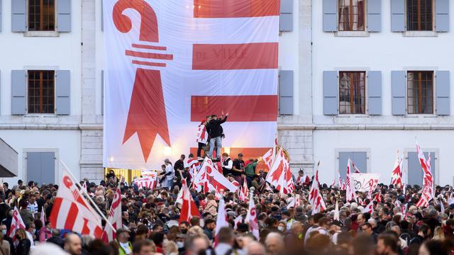 La foule en liesse à Moutier après le oui du 28 mars. [Keystone - Anthony Anex]