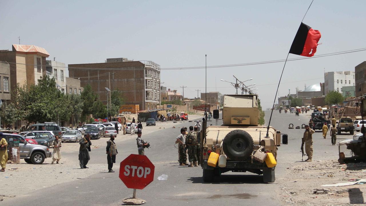 Les talibans revendiquent l'attentat de Kaboul, l'armée défend les villes assiégées. [Keystone - Jalil Rezayee]