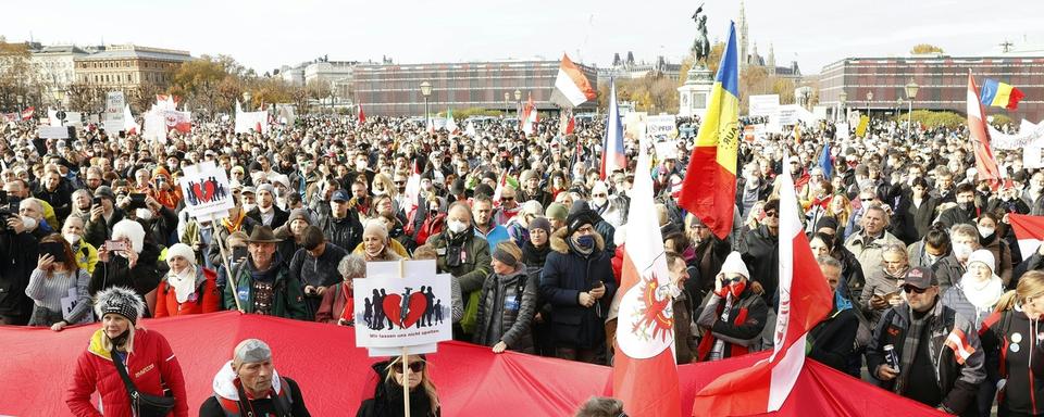 Les manifestants dans le centre de Vienne, samedi 20.11.2021. [APA/Keystone - Florian Wieser]