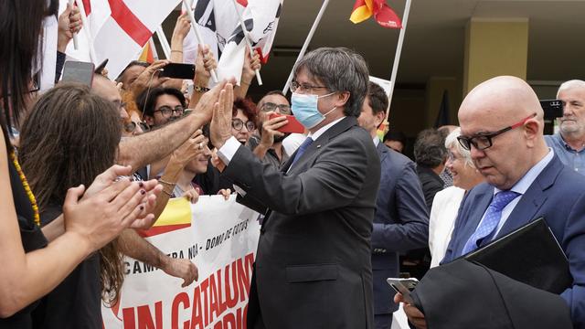 Un tribunal italien a suspendu lundi l'examen du mandat d'arrêt européen et la demande d'extradition vers l'Espagne du leader catalan Carles Puigdemont, en attendant une décision de la justice européenne sur son immunité, a annoncé l'un de ses avocats. [AFP - GIANNI BIDDAU]