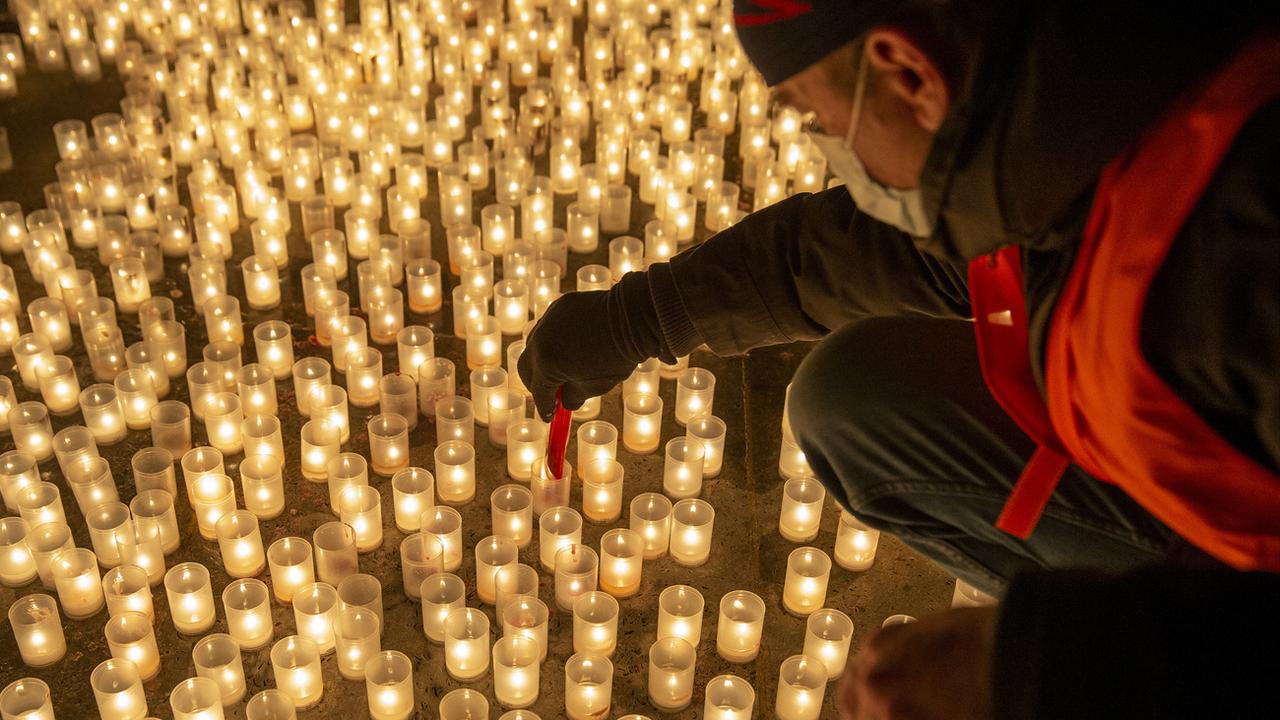 En mémoire des victimes vaudoise du Covid-19, 890 bougies ont été allumées à Lausanne. [Keystone - Salvatore Di Nolfi]