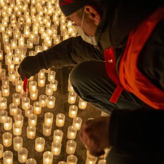 En mémoire des victimes vaudoise du Covid-19, 890 bougies ont été allumées à Lausanne. [Keystone - Salvatore Di Nolfi]
