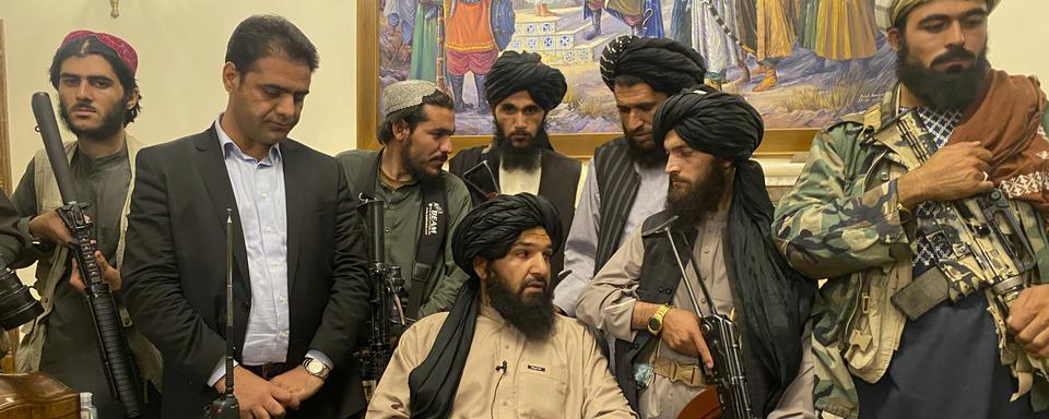 Les talibans ont investi dimanche la palais présidentiel à Kaboul. [AP/Keystone - Zabi Karimi]