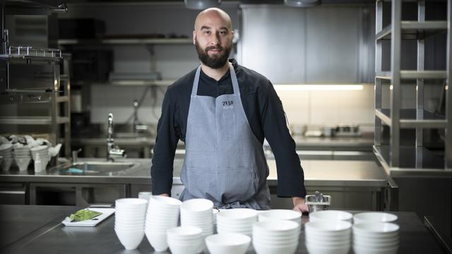 Mitja Birlo dans sa cuisine du 7132 Silver Restaurant, à Vals (GR). [Keystone - Gian Ehrenzeller]