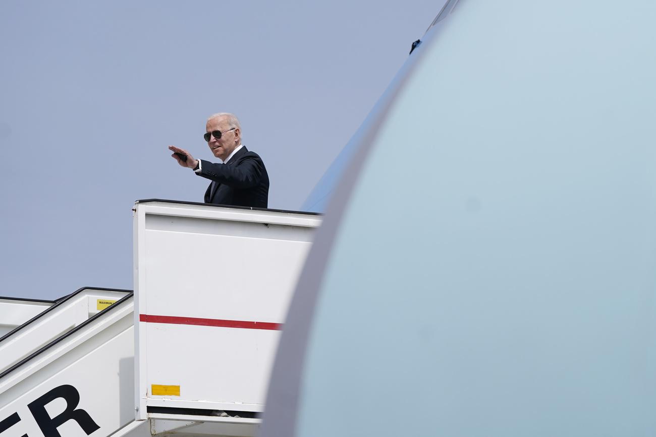 Joe Biden embarque à bord d'Air Force One à Bruxelles, destination Genève. [AP/Keystone - Patrick Semansky]