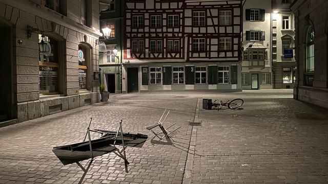 Environ 250 personnes étaient réunies vers le centre-ville. Des échauffourées ont éclaté avec la police et des actes de vandalisme ont été commis. Saint-Gall, le 27 mars 2021. [St.Gallen Stadtpolizei]