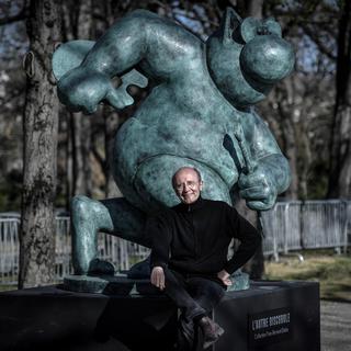 Vingt chats géants en bronze de l'auteur belge Philippe Geluck ont investi les Champs Elysées pour apporter une bouffée d'humour par rapport à la morosité du Covid-19. [AFP - STEPHANE DE SAKUTIN]