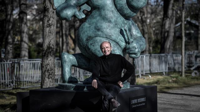 Vingt chats géants en bronze de l'auteur belge Philippe Geluck ont investi les Champs Elysées pour apporter une bouffée d'humour par rapport à la morosité du Covid-19. [AFP - STEPHANE DE SAKUTIN]