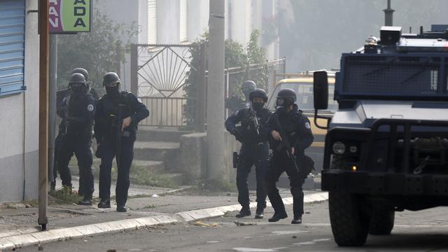 Des policiers kosovars gardent une rue de la ville de Mitrovica, le 13 octobre 2021. [KEYSTONE - Bojan Slavkovic]