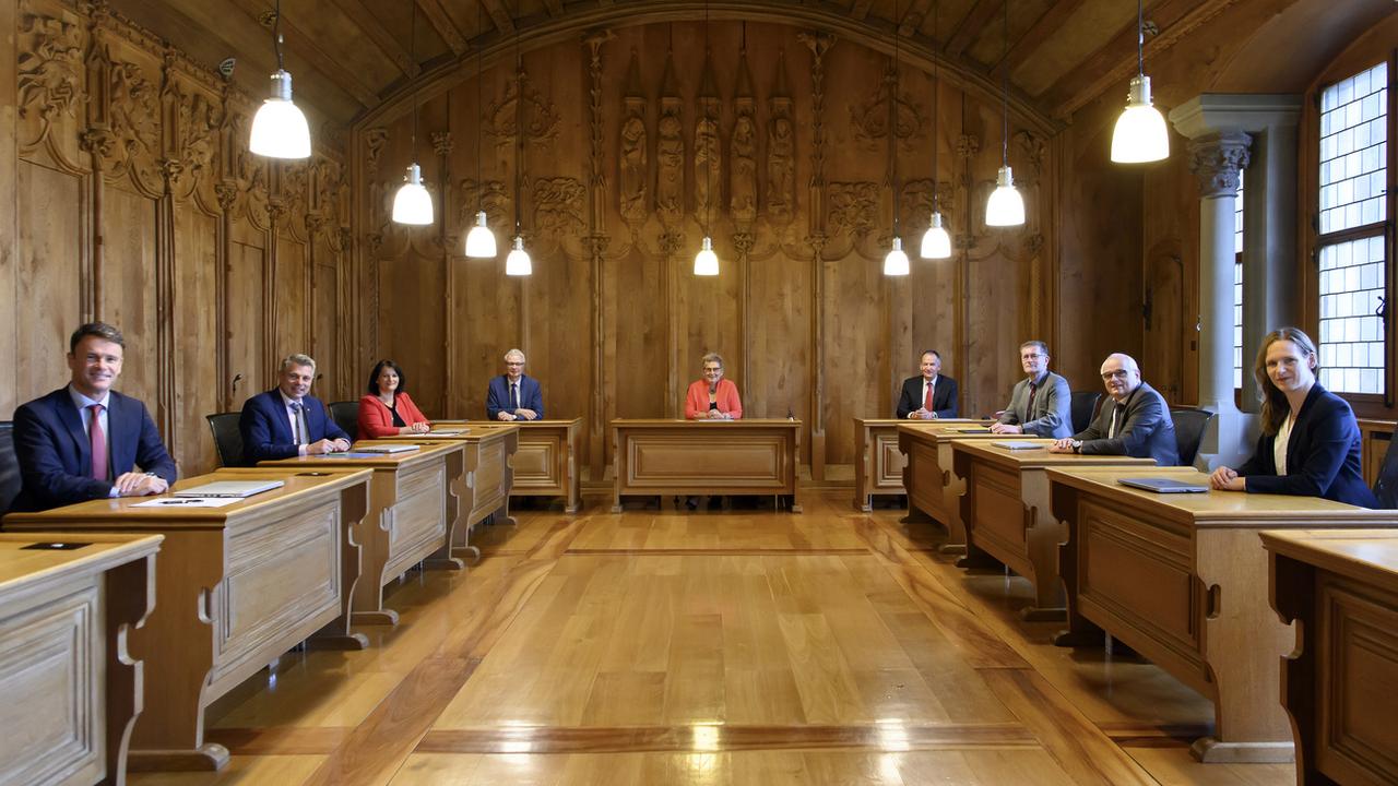 Le Conseil d'Etat bernois dans la salle du gouvernement, le 08.06.2021. [Keystone - Anthony Anex]